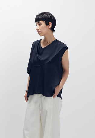 サテンドレープブラウス