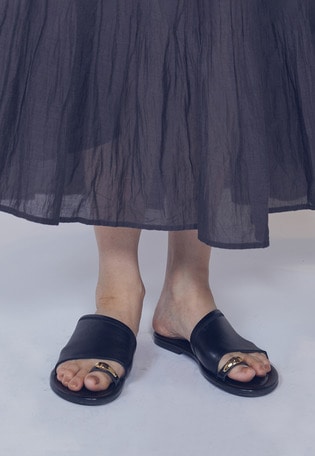 ＜CORSO ROMA 9 (コルソローマ ノーヴェ)＞ゴールドパーツサンダル