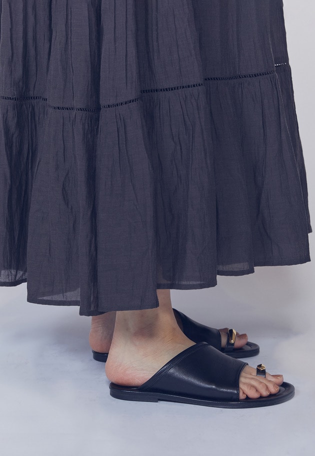 ＜CORSO ROMA 9 (コルソローマ ノーヴェ)＞ゴールドパーツサンダル 詳細画像 Black 2